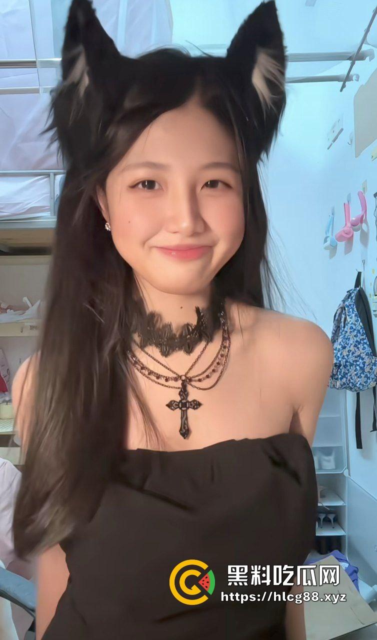 金爸专属定制的高级烟灰缸到货啦！反差性奴母狗在线吃烟灰，不仅是烟灰缸还是被肛塞脚垫！  第2张