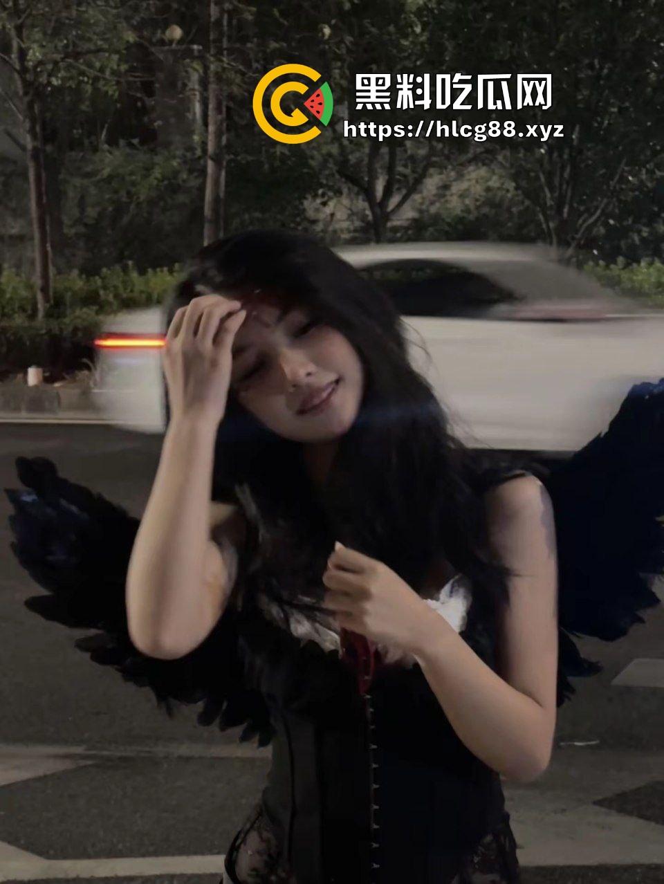 金爸专属定制的高级烟灰缸到货啦！反差性奴母狗在线吃烟灰，不仅是烟灰缸还是被肛塞脚垫！  第3张