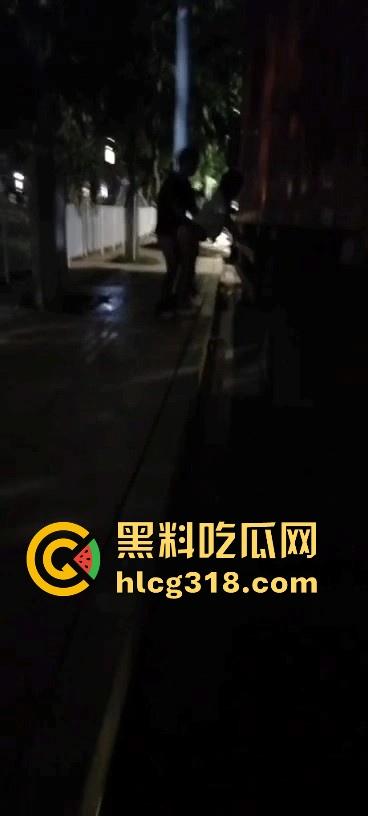 货车夫妻路边野战！面对偷拍围观者毫不慌张 还把肥臀翘起来一点方便老哥入深一点 巨骚无比！  第1张