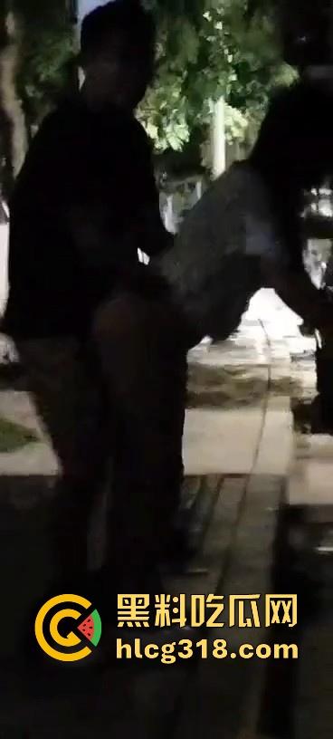 货车夫妻路边野战！面对偷拍围观者毫不慌张 还把肥臀翘起来一点方便老哥入深一点 巨骚无比！  第2张