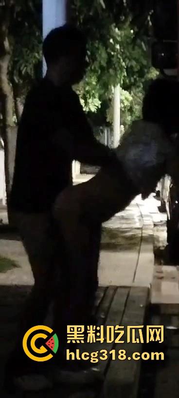 货车夫妻路边野战！面对偷拍围观者毫不慌张 还把肥臀翘起来一点方便老哥入深一点 巨骚无比！  第4张