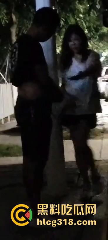 货车夫妻路边野战！面对偷拍围观者毫不慌张 还把肥臀翘起来一点方便老哥入深一点 巨骚无比！  第5张