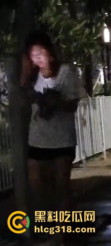 货车夫妻路边野战！面对偷拍围观者毫不慌张 还把肥臀翘起来一点方便老哥入深一点 巨骚无比！  第6张