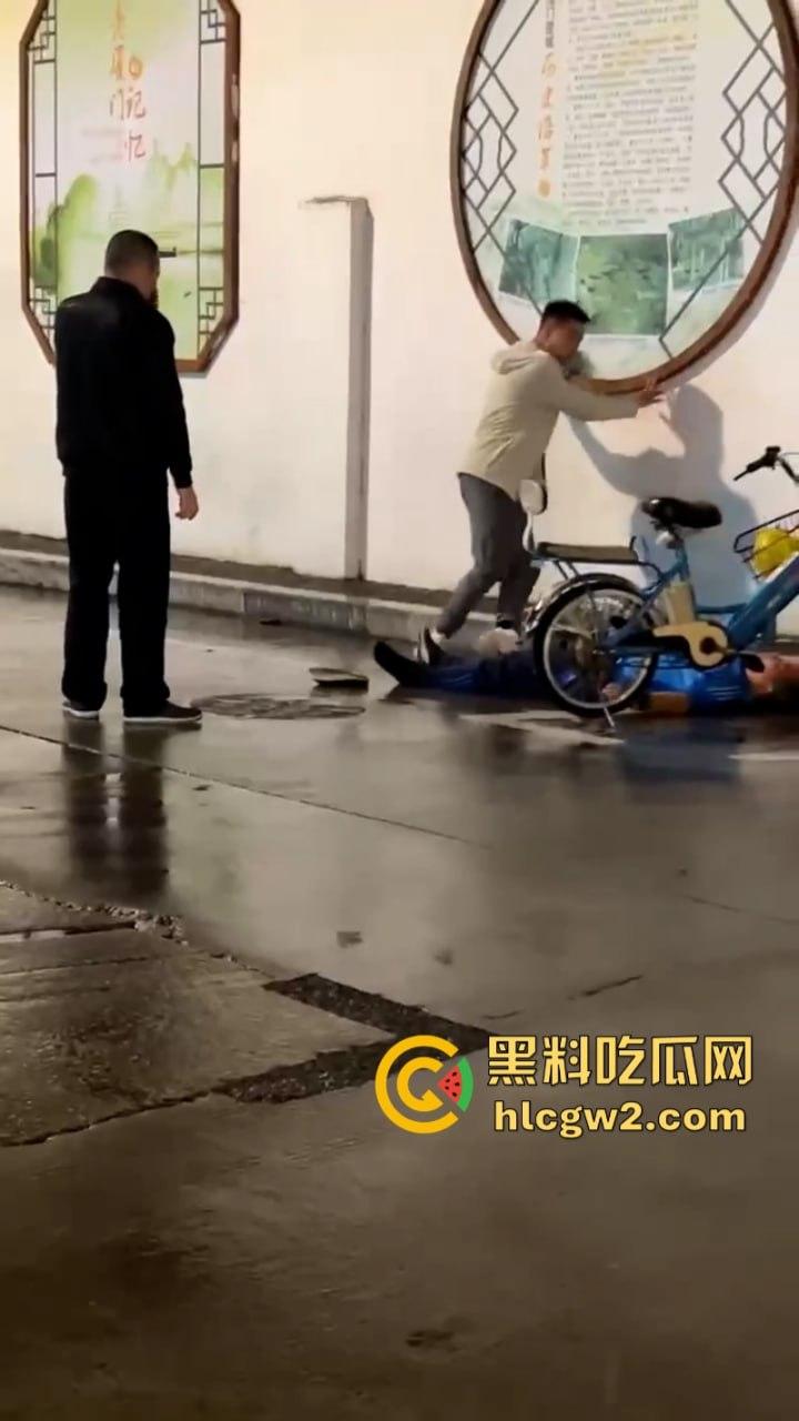 三男街头打架 上海拳皇当街展示拳脚功 一击ko绝杀挑衅男 倒头就睡  第1张