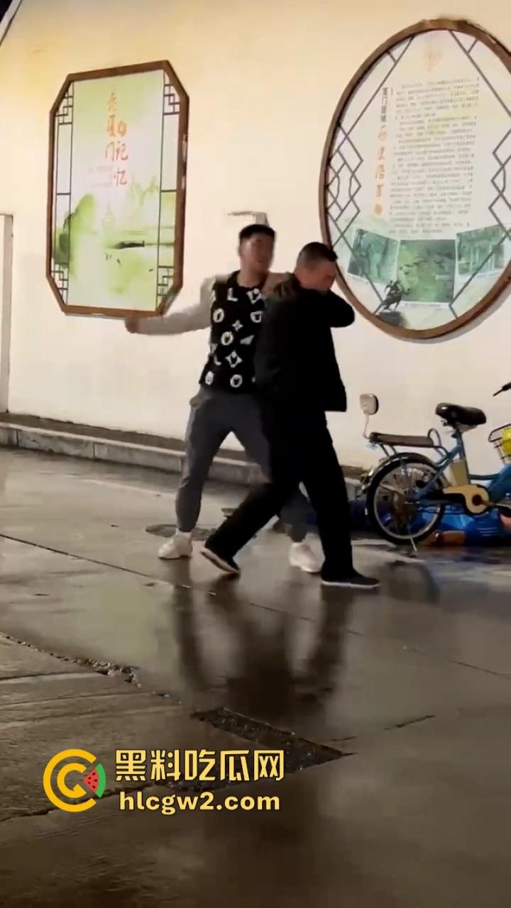 三男街头打架 上海拳皇当街展示拳脚功 一击ko绝杀挑衅男 倒头就睡  第2张