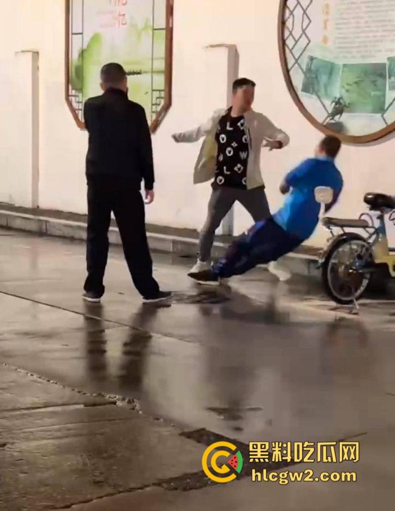 三男街头打架 上海拳皇当街展示拳脚功 一击ko绝杀挑衅男 倒头就睡  第3张
