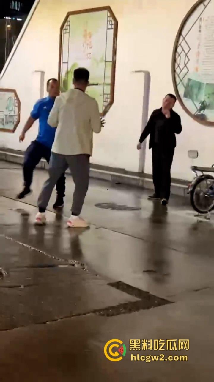 三男街头打架 上海拳皇当街展示拳脚功 一击ko绝杀挑衅男 倒头就睡  第4张
