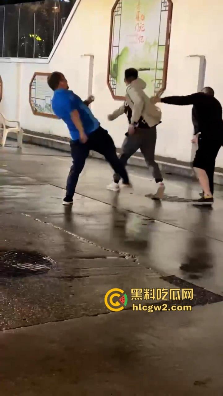 三男街头打架 上海拳皇当街展示拳脚功 一击ko绝杀挑衅男 倒头就睡  第5张