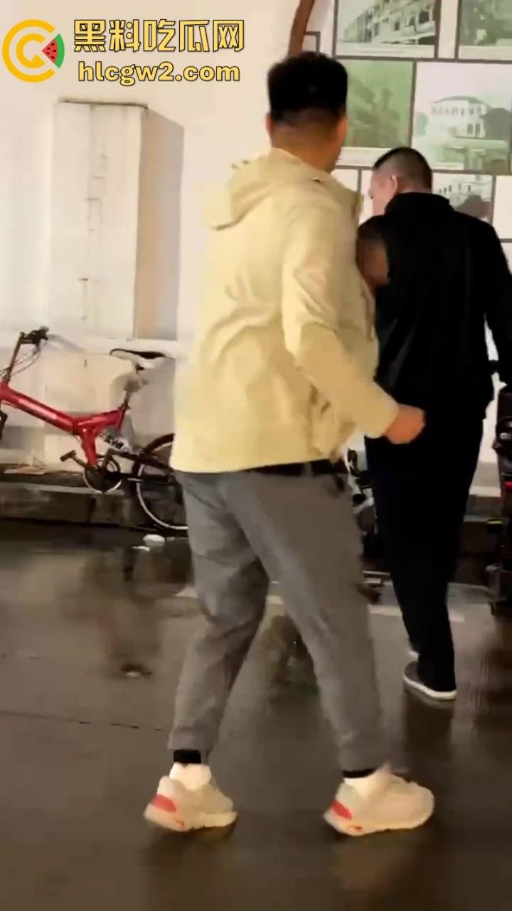 三男街头打架 上海拳皇当街展示拳脚功 一击ko绝杀挑衅男 倒头就睡  第6张