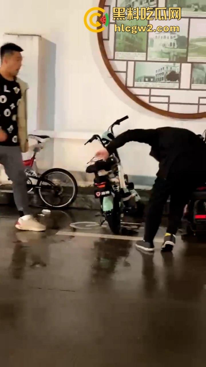 三男街头打架 上海拳皇当街展示拳脚功 一击ko绝杀挑衅男 倒头就睡  第7张