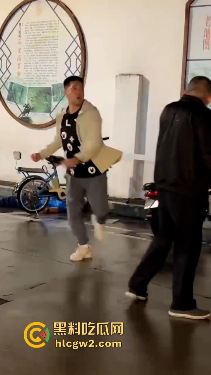 三男街头打架 上海拳皇当街展示拳脚功 一击ko绝杀挑衅男 倒头就睡  第8张