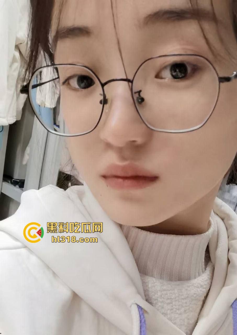 四川师范学院学生妹【胡心怡】露脸性爱视频流出，白嫩娇躯前凸后翘，眼镜学妹化身淫荡母狗！  第1张