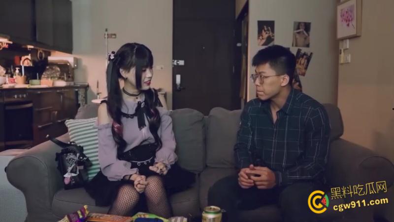 肌肉猛男约炮清纯嫩妹，没钱撸网贷也要约会，小母狗穿着真空渔网短裙就来了，沙发女上骑乘疯狂榨精 ！  第1张