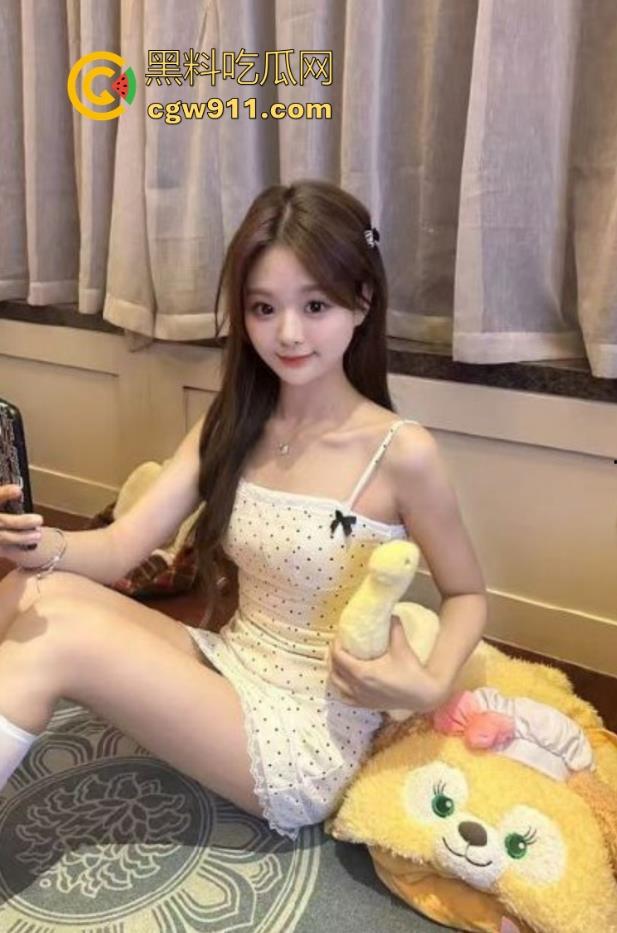 趁老婆熟睡淫欲大发，当着老婆面插入女儿，无情猛捅白嫩小穴，无套内射流满爱液的身体！  第1张