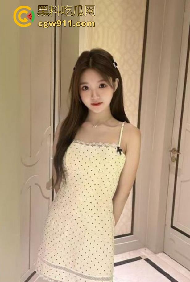 趁老婆熟睡淫欲大发，当着老婆面插入女儿，无情猛捅白嫩小穴，无套内射流满爱液的身体！  第2张