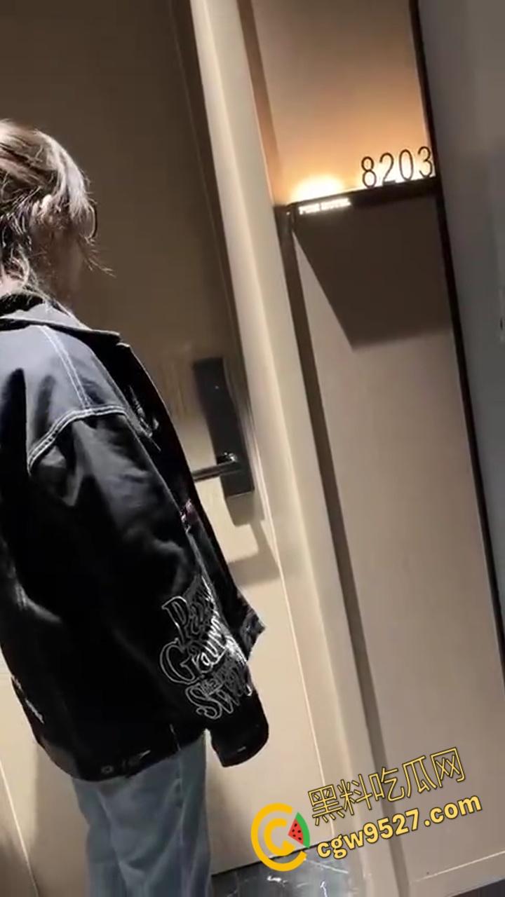 潍坊酒店8203大瓜！ 渣男偷情开房留女友的电话，被女友捉奸的红内裤哥，后续高清完整版视频流出！  第1张