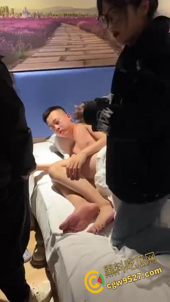 潍坊酒店8203大瓜！ 渣男偷情开房留女友的电话，被女友捉奸的红内裤哥，后续高清完整版视频流出！  第2张