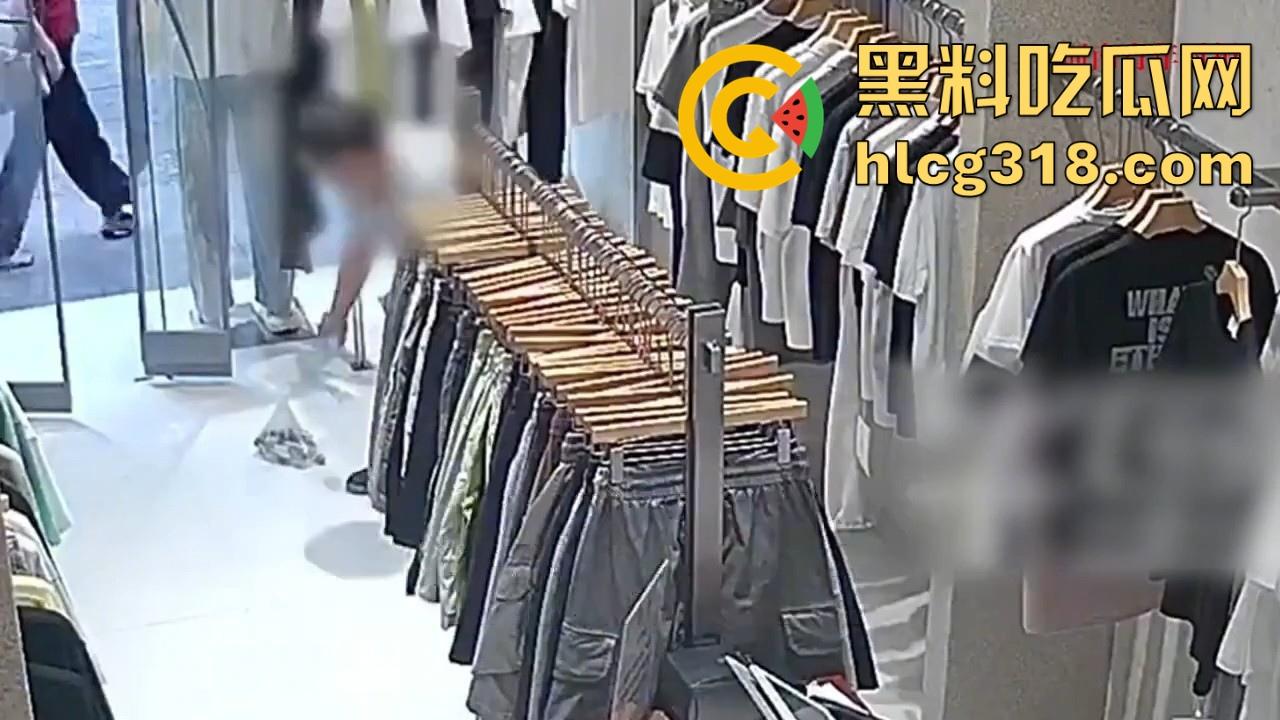 四川资阳一男子爬进服装店自慰，对着地板裸漏鸡巴摩擦，这是什么奇葩操作憋太久了？  第9张