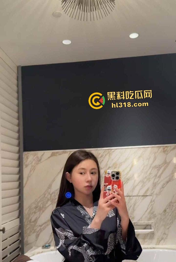 抖音【DA喜儿】高颜女神表面医美买衣，实则卖逼拍自慰视频，用金主送的避孕套塞逼里搅和！  第2张