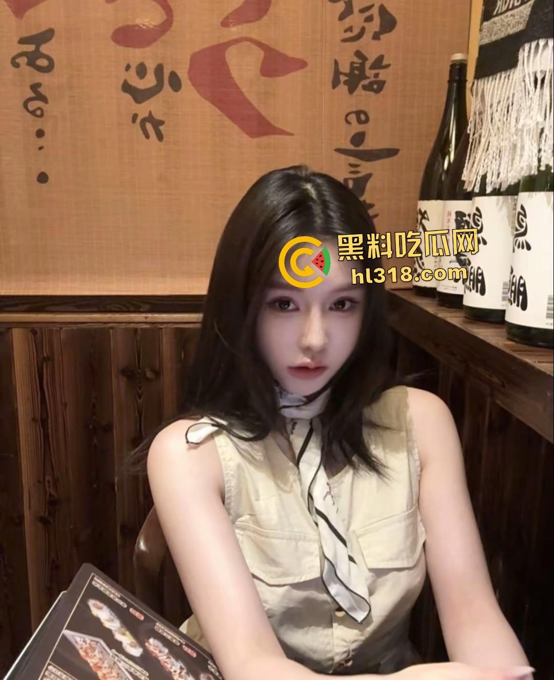 抖音【DA喜儿】高颜女神表面医美买衣，实则卖逼拍自慰视频，用金主送的避孕套塞逼里搅和！  第3张