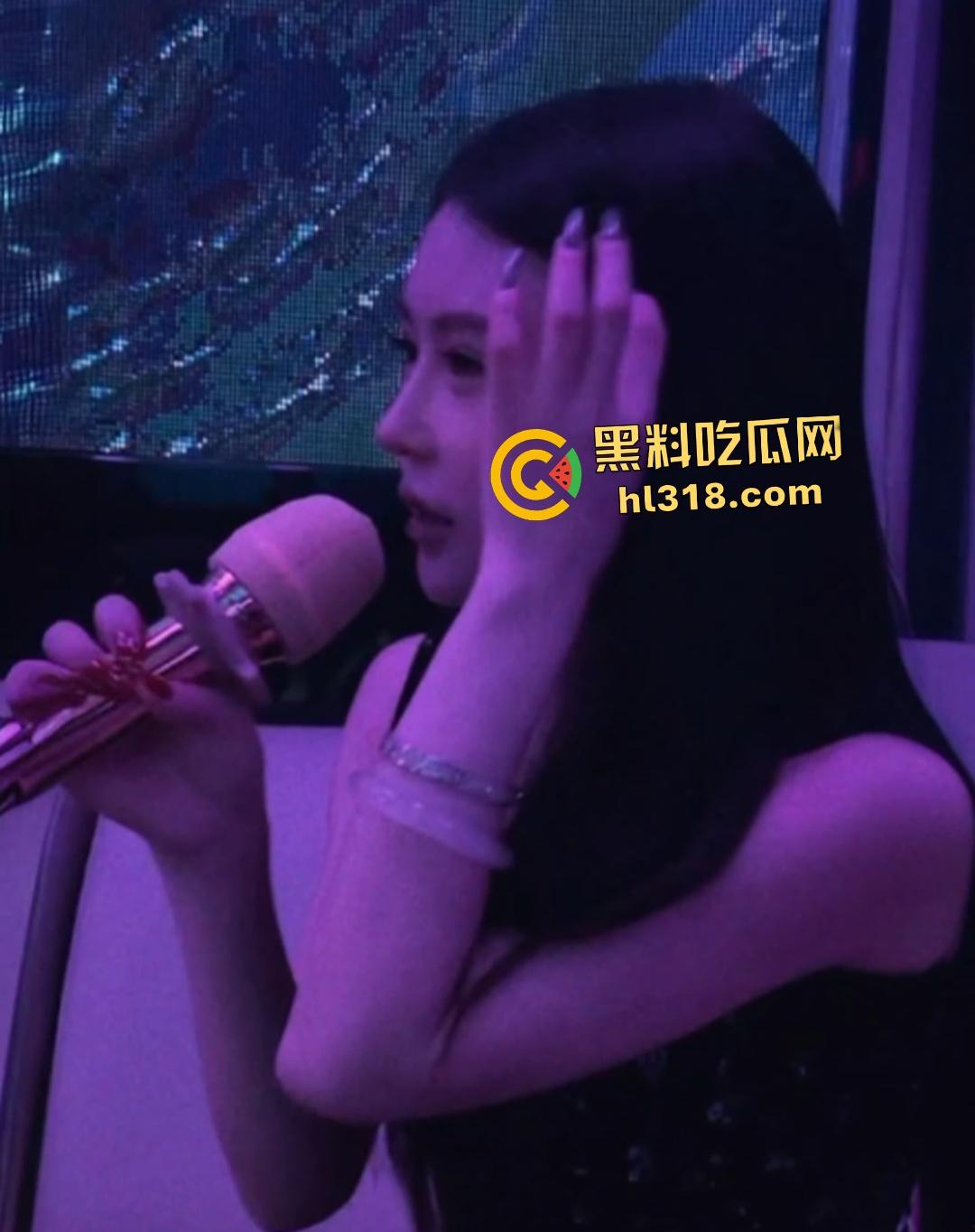 抖音【DA喜儿】高颜女神表面医美买衣，实则卖逼拍自慰视频，用金主送的避孕套塞逼里搅和！  第4张