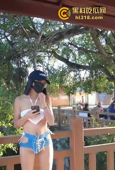 户外露出博主【CikaiMoon】广州成中村性感裸装逛街，乳头跟骚逼都若隐若现，弯腰露奶还勾引大爷问路！  第4张