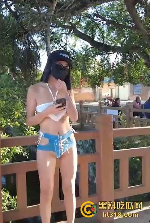 户外露出博主【CikaiMoon】广州成中村性感裸装逛街，乳头跟骚逼都若隐若现，弯腰露奶还勾引大爷问路！  第5张