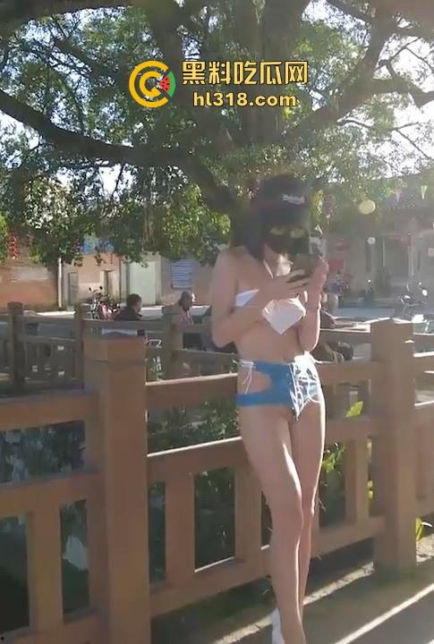 户外露出博主【CikaiMoon】广州成中村性感裸装逛街，乳头跟骚逼都若隐若现，弯腰露奶还勾引大爷问路！  第6张