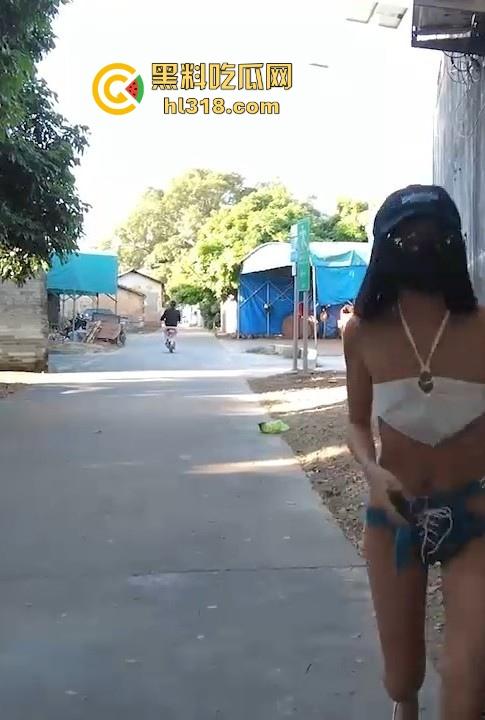 户外露出博主【CikaiMoon】广州成中村性感裸装逛街，乳头跟骚逼都若隐若现，弯腰露奶还勾引大爷问路！  第7张