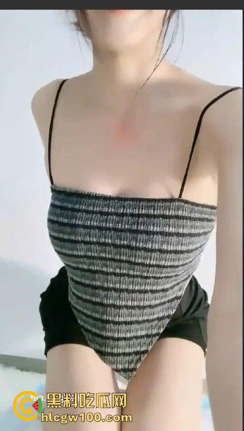 抖音萝莉网红【玥玥酱】收费视频流出！性感萝莉大胆露穴自慰，挑逗姿势骚到极致！  第8张