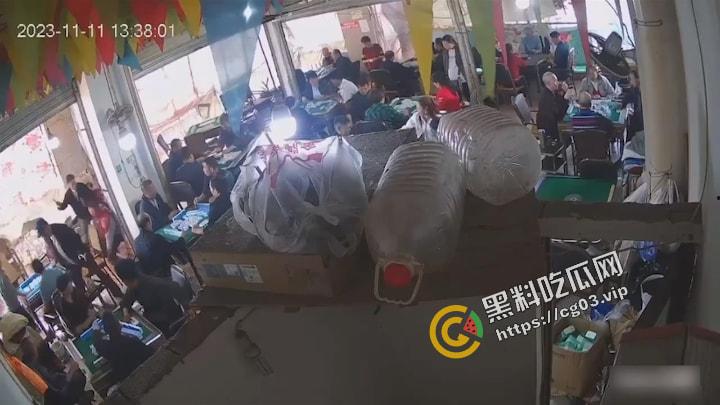 四川凉山 女方悔婚30万彩礼 只退一半 被男方父子持刀杀死 现场无码监控曝光  第6张