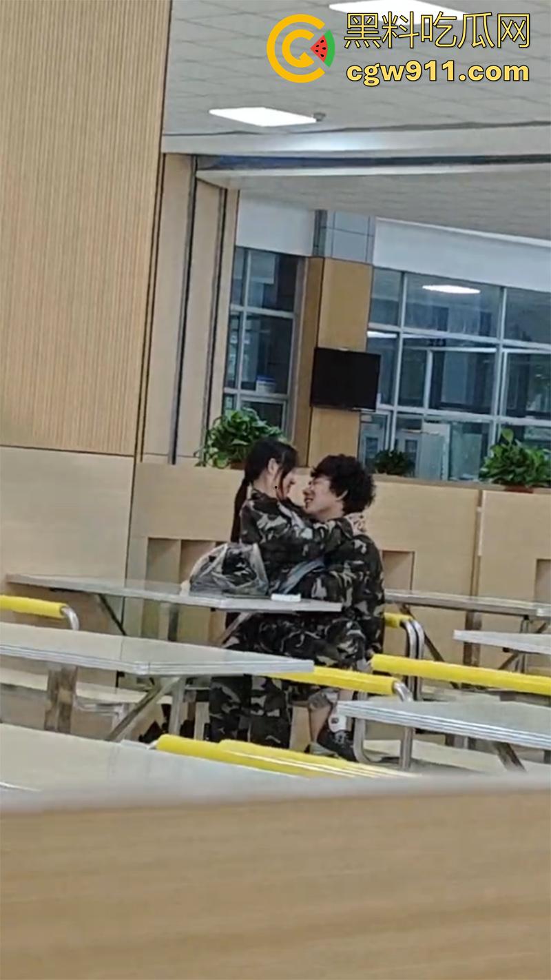 嫉妒使人丑陋啊！山东潍坊理工学院 ，大一情侣毫不在乎周围人目光，在食堂亲热暧昧，引全校男生怒骂！  第3张