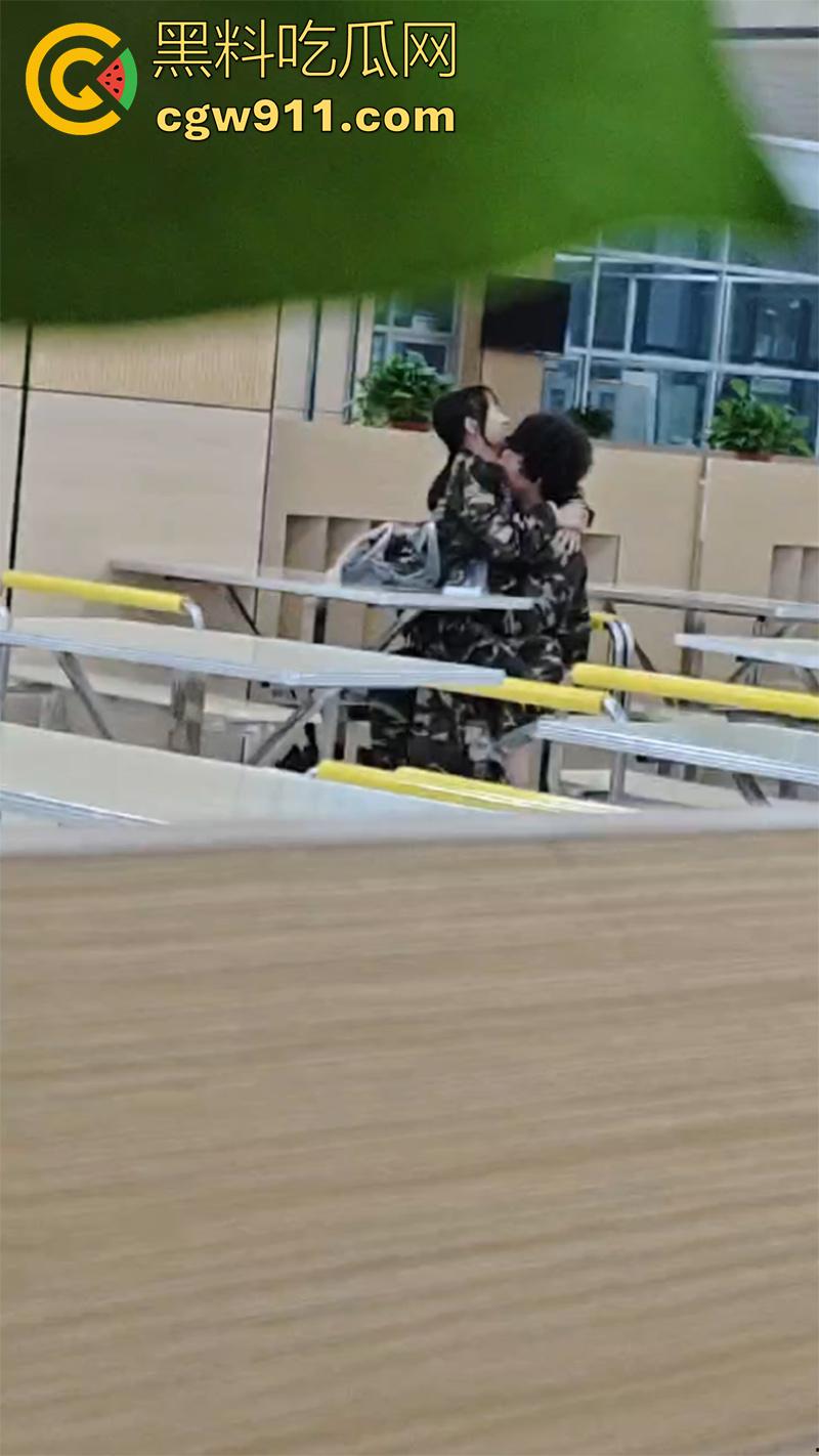 嫉妒使人丑陋啊！山东潍坊理工学院 ，大一情侣毫不在乎周围人目光，在食堂亲热暧昧，引全校男生怒骂！  第5张