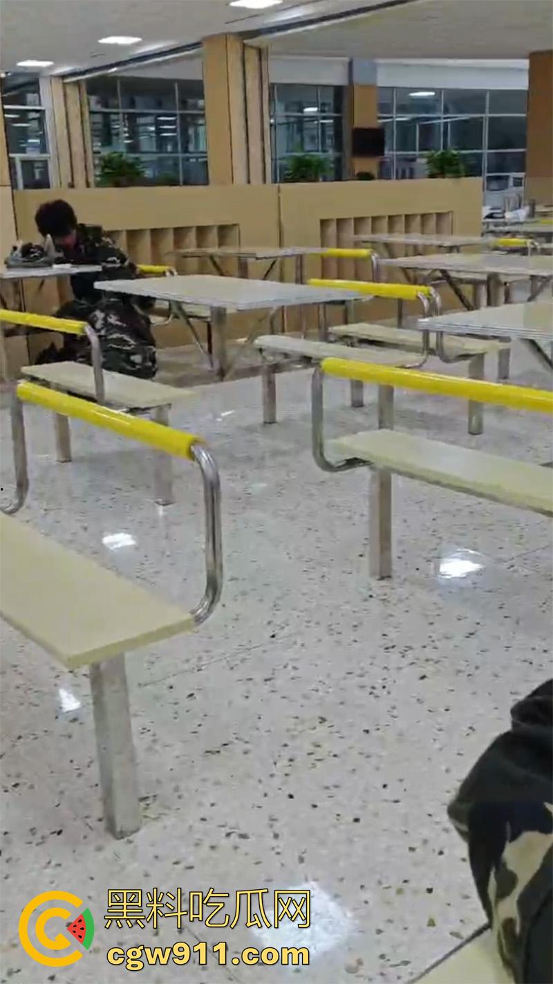 嫉妒使人丑陋啊！山东潍坊理工学院 ，大一情侣毫不在乎周围人目光，在食堂亲热暧昧，引全校男生怒骂！  第6张