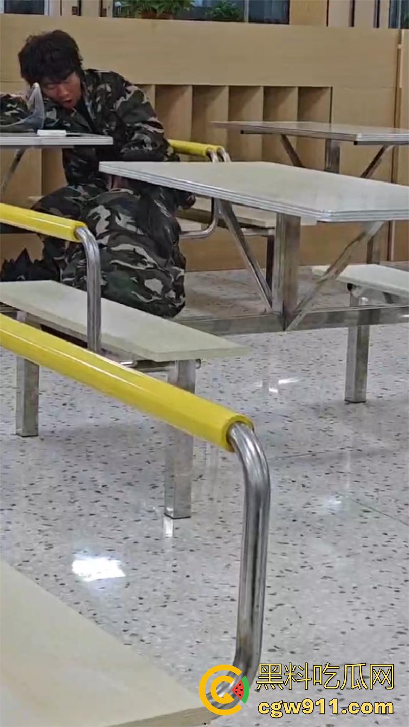 嫉妒使人丑陋啊！山东潍坊理工学院 ，大一情侣毫不在乎周围人目光，在食堂亲热暧昧，引全校男生怒骂！  第7张