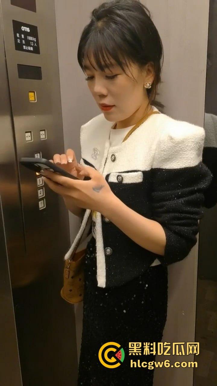 佛山端庄少妇『赵梅』跳蛋塞逼里还喊乖，撒尿洗礼跪舔伺候主人，COS蜘蛛侠爬地吃鸡巴，这年头少妇也爱被调教！  第1张