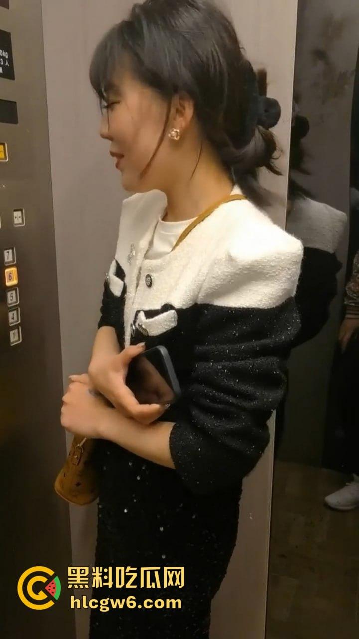 佛山端庄少妇『赵梅』跳蛋塞逼里还喊乖，撒尿洗礼跪舔伺候主人，COS蜘蛛侠爬地吃鸡巴，这年头少妇也爱被调教！  第2张