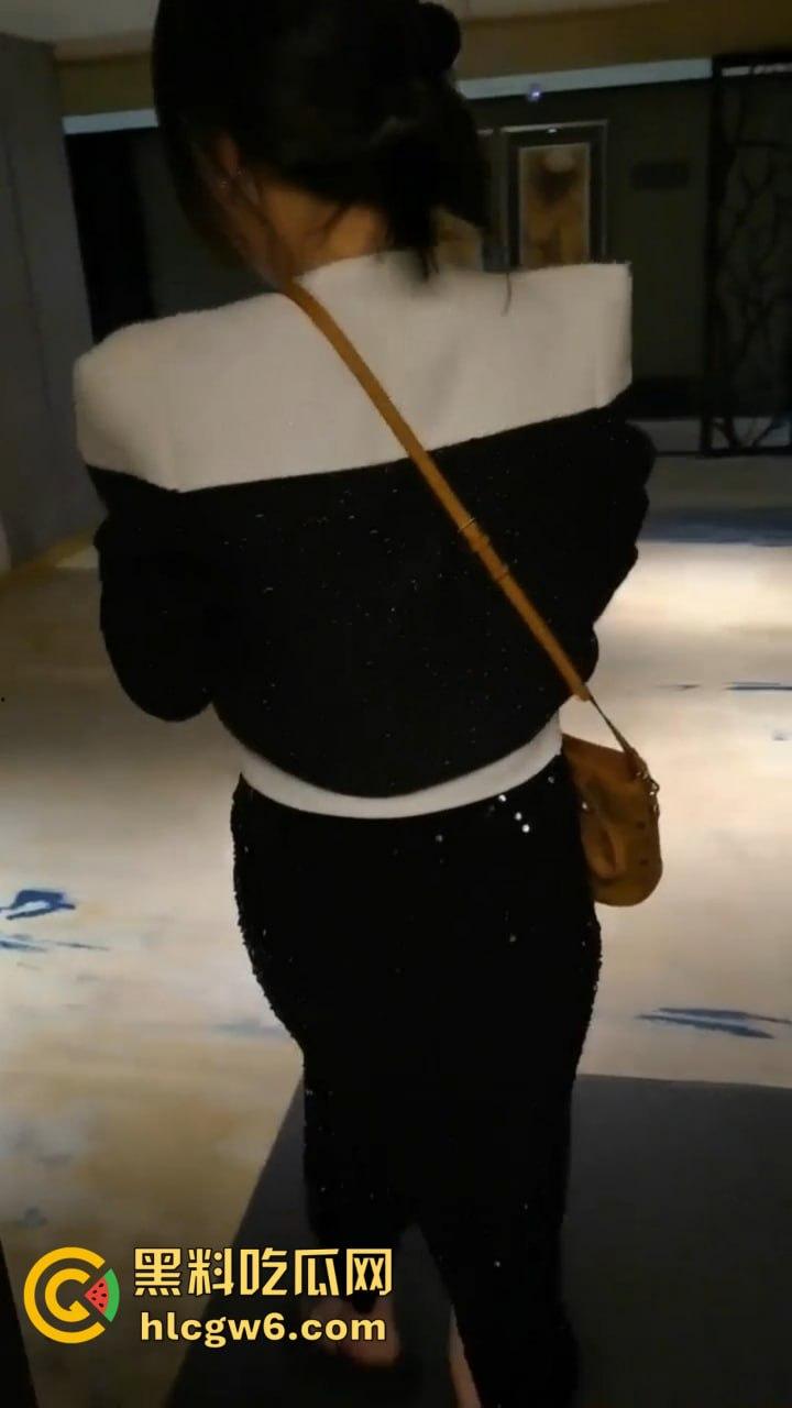 佛山端庄少妇『赵梅』跳蛋塞逼里还喊乖，撒尿洗礼跪舔伺候主人，COS蜘蛛侠爬地吃鸡巴，这年头少妇也爱被调教！  第3张