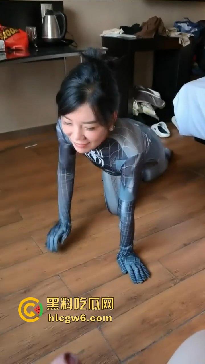 佛山端庄少妇『赵梅』跳蛋塞逼里还喊乖，撒尿洗礼跪舔伺候主人，COS蜘蛛侠爬地吃鸡巴，这年头少妇也爱被调教！  第4张