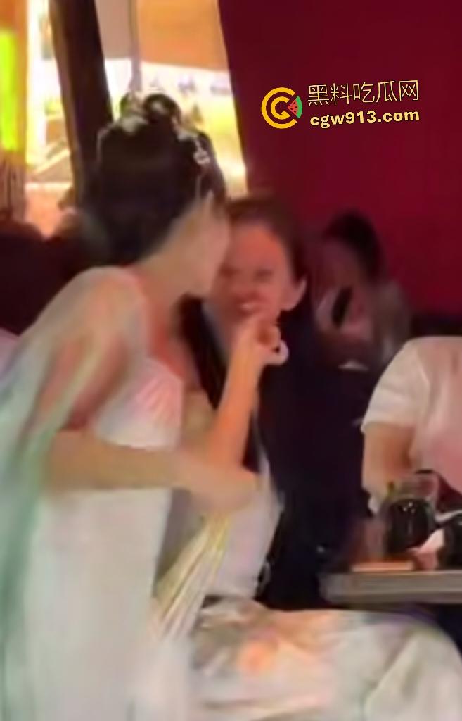 杭州醉舞轻谣国风酒馆，小仙女嘴对嘴喂食露大腿，擦边舞撩汉直接亲脸，迟早被举报翻车！  第3张