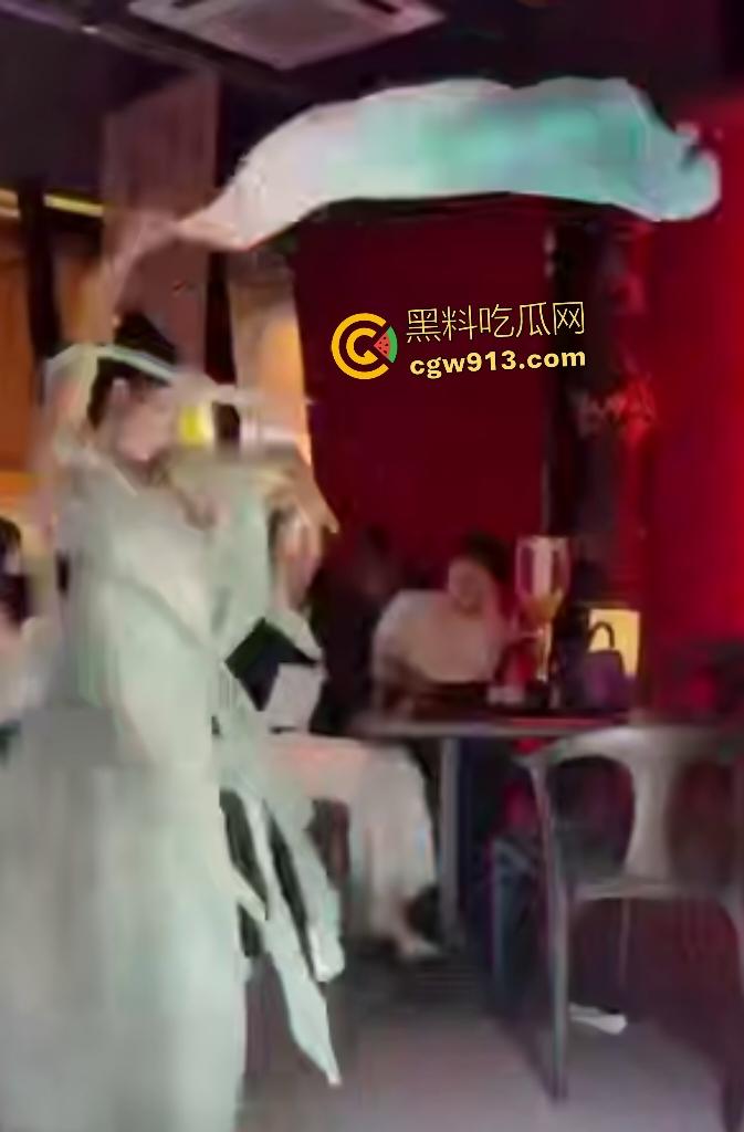 杭州醉舞轻谣国风酒馆，小仙女嘴对嘴喂食露大腿，擦边舞撩汉直接亲脸，迟早被举报翻车！  第4张