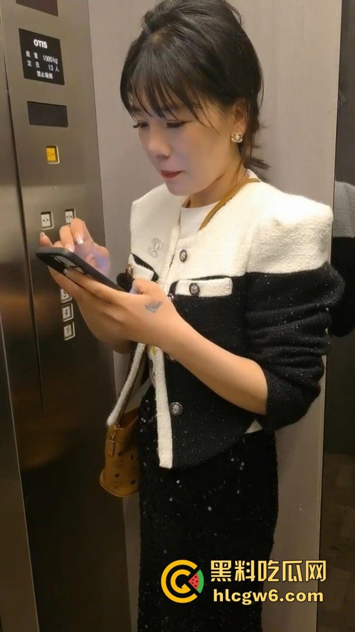 佛山端庄少妇『赵梅』跳蛋塞逼里还喊乖，撒尿洗礼跪舔伺候主人，COS蜘蛛侠爬地吃鸡巴，这年头少妇也爱被调教！  第10张