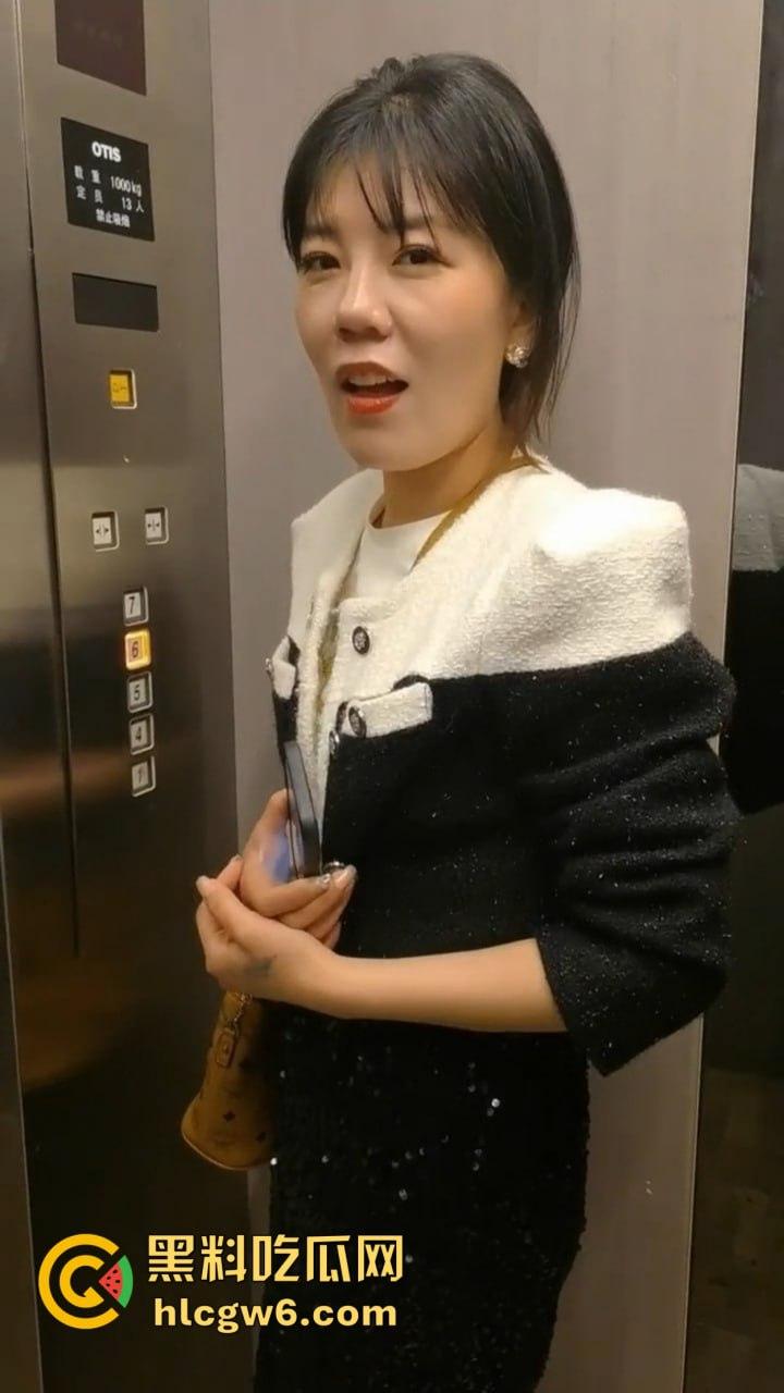 佛山端庄少妇『赵梅』跳蛋塞逼里还喊乖，撒尿洗礼跪舔伺候主人，COS蜘蛛侠爬地吃鸡巴，这年头少妇也爱被调教！  第12张