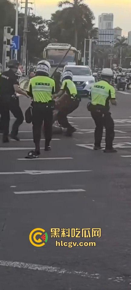 全国猛人集锦！拿刀挑衅警察还真不怂，结果被摁倒秒怂，真当自己是武林高手？  第1张