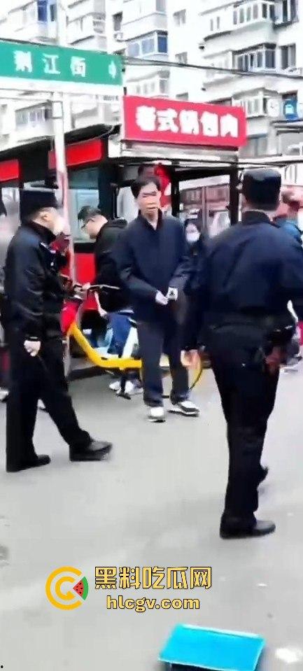 全国猛人集锦！拿刀挑衅警察还真不怂，结果被摁倒秒怂，真当自己是武林高手？  第2张