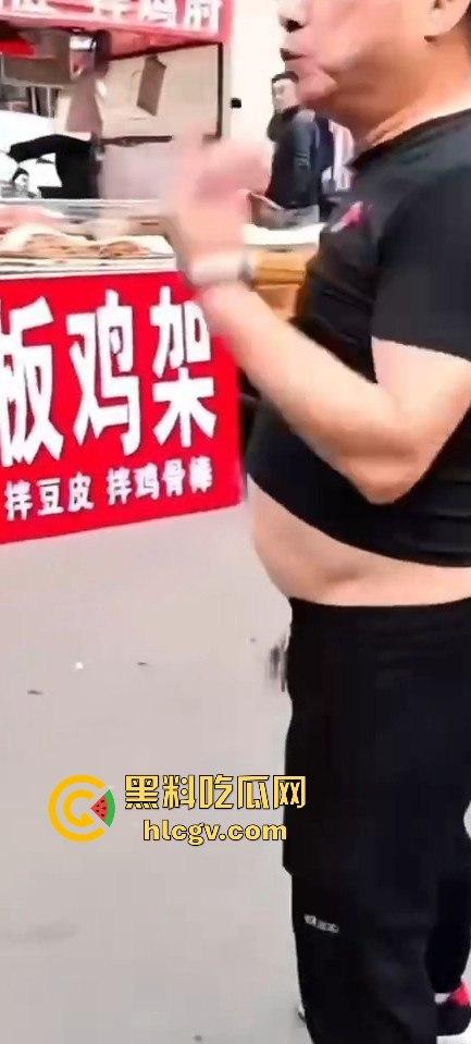 全国猛人集锦！拿刀挑衅警察还真不怂，结果被摁倒秒怂，真当自己是武林高手？  第3张