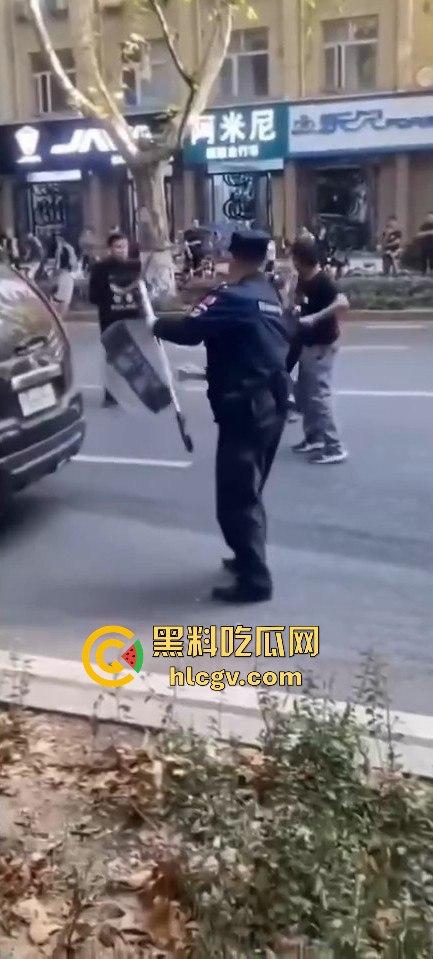 全国猛人集锦！拿刀挑衅警察还真不怂，结果被摁倒秒怂，真当自己是武林高手？  第6张