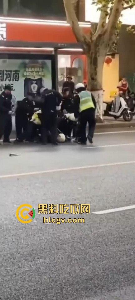 全国猛人集锦！拿刀挑衅警察还真不怂，结果被摁倒秒怂，真当自己是武林高手？  第7张