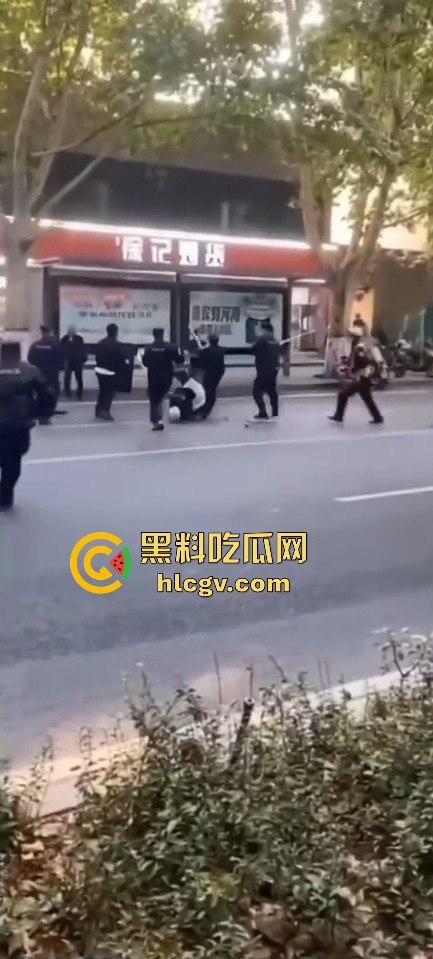 全国猛人集锦！拿刀挑衅警察还真不怂，结果被摁倒秒怂，真当自己是武林高手？  第8张