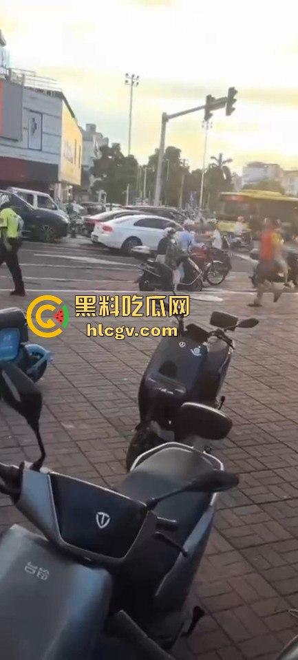 全国猛人集锦！拿刀挑衅警察还真不怂，结果被摁倒秒怂，真当自己是武林高手？  第9张